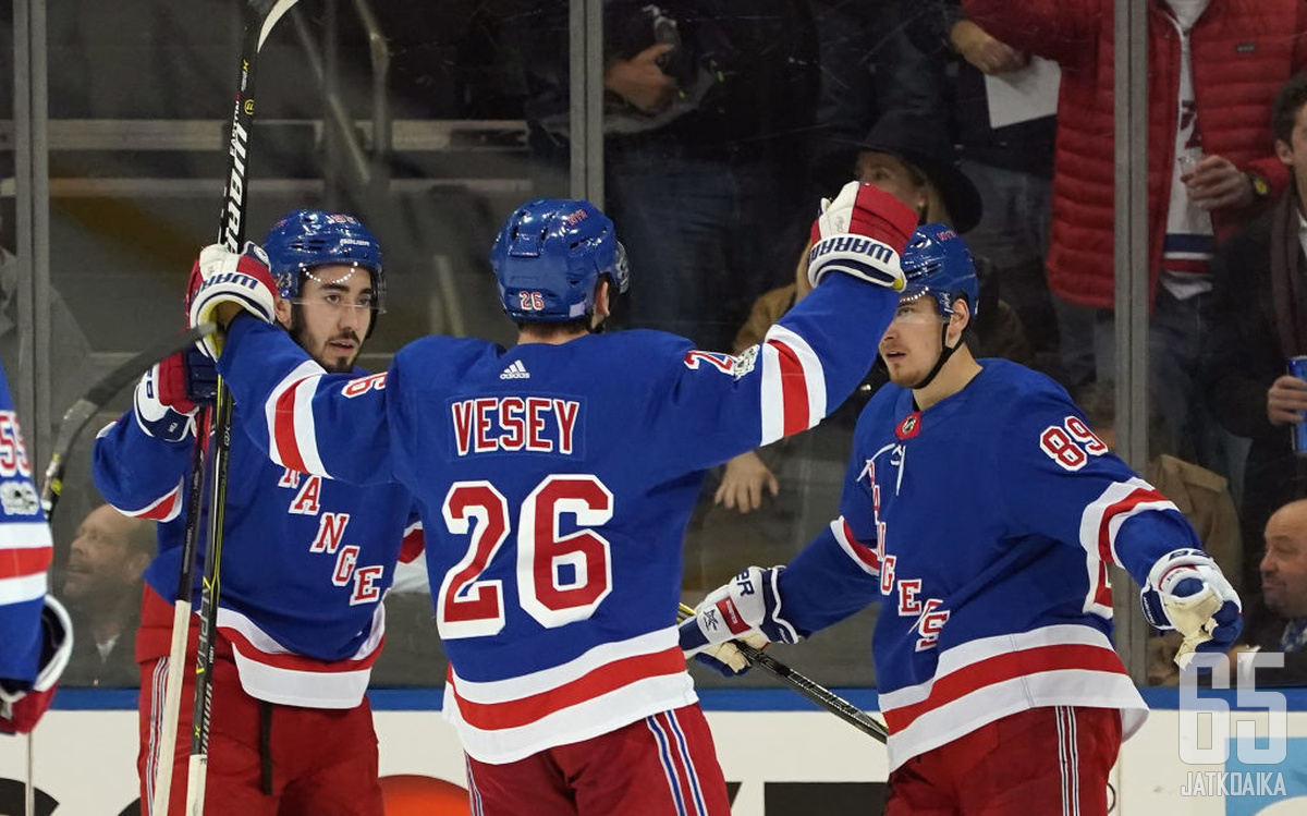 Rangersin Jimmy Vesey lannisti kahdella maalillaan Boston Bruinsin.