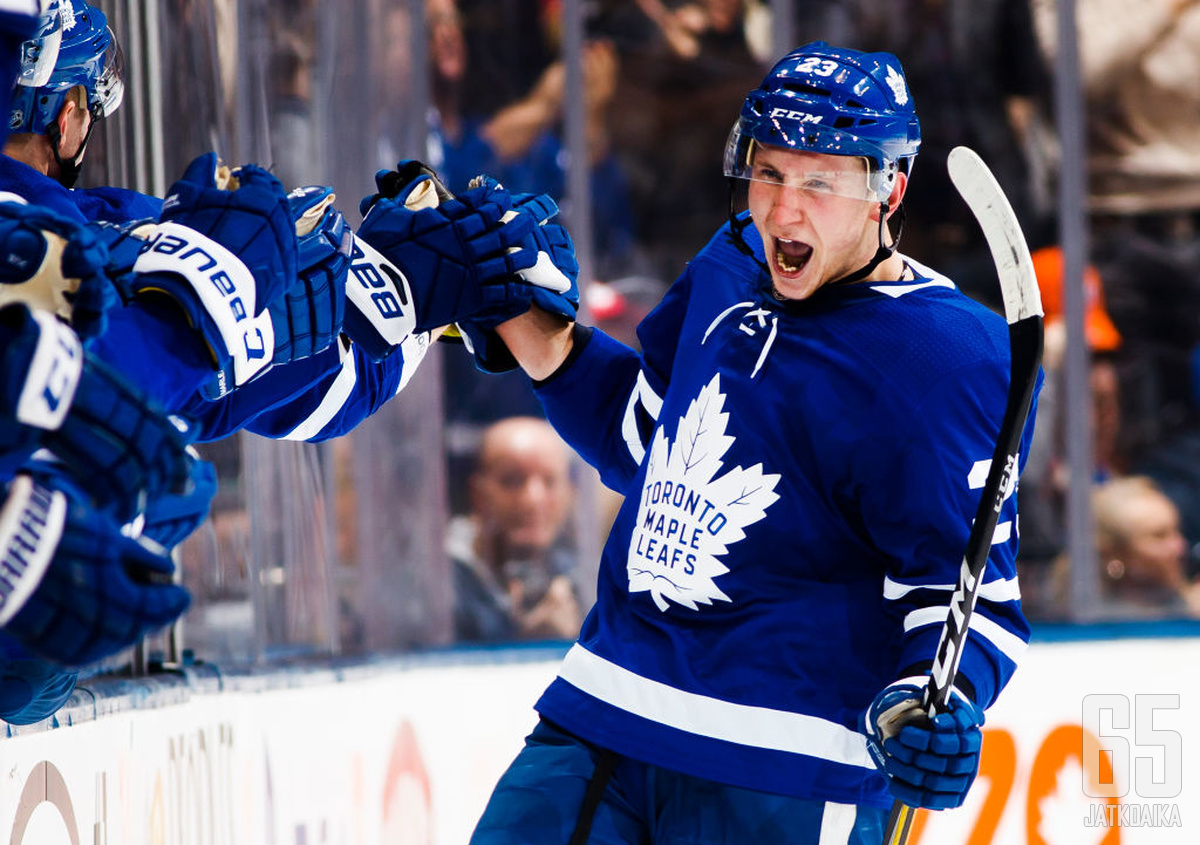 Travis Dermott juhlistamassa NHL-uransa avausmaalia.