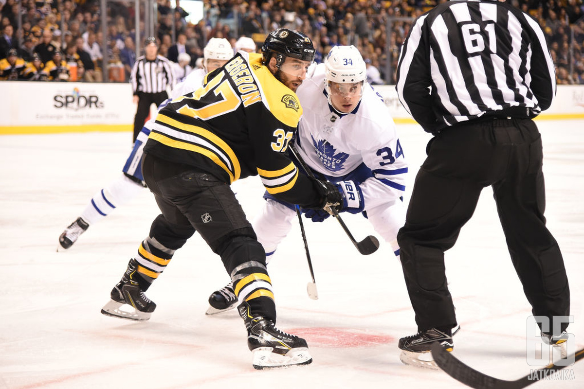 Patrice Bergeron (vasemmalla) ja Auston Matthews (oikealla) ovat joukkueidensa avainpelaajia.