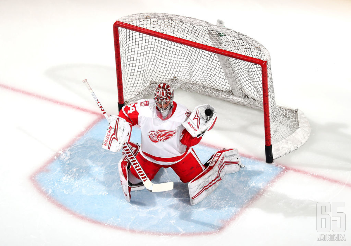 Petr Mrazek koppaa loppukauden kiekkoja Flyers-paidassa.