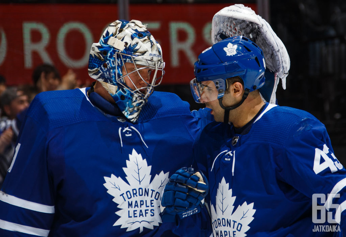 Maple Leafs -sankarit Andersen ja Kadri onnittelivat toisiaan voiton jälkeen.