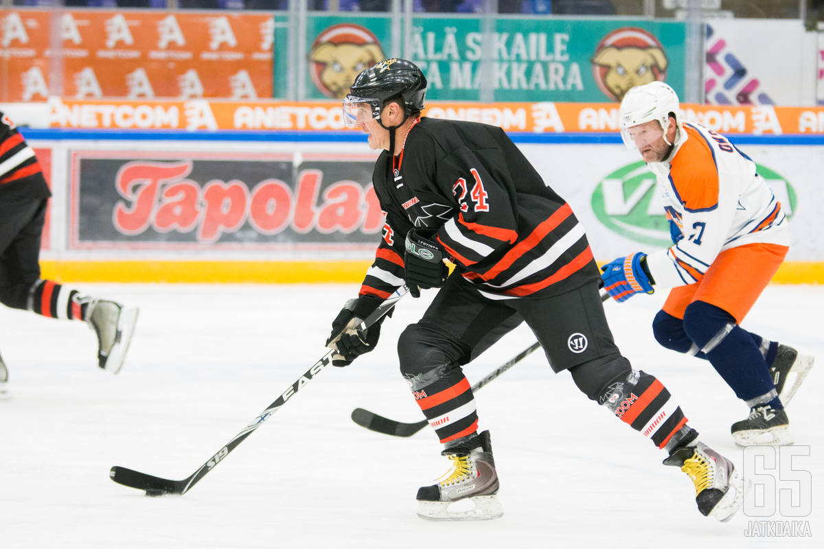 Jere Lehtinen vahvisti Zoomin rivejä ottelussa Tapparan alumneja vastaan.