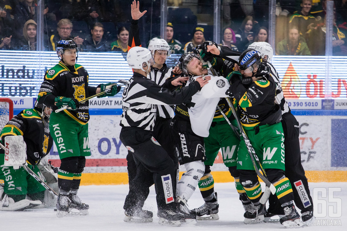 Ottelussa oli paljon tunnetta, mikä näkyi lukuisina torikokouksina.