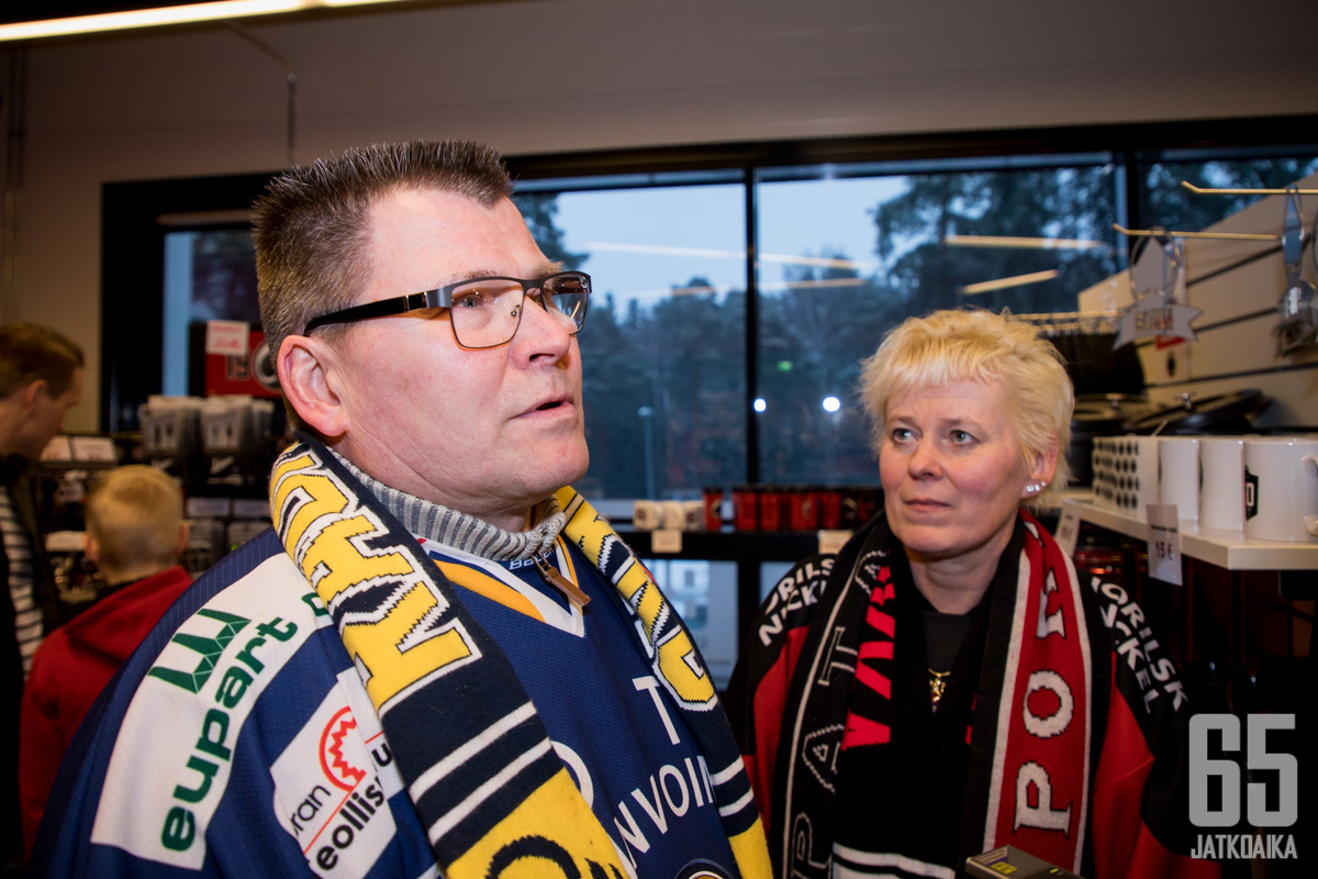 Jari Vainio-Kaila (vas.) ja Raija Vainio-Kaila tulevat pudotuspelien aikaan hyvin toimeen, vaikka eri joukkueita kannattavatkin.