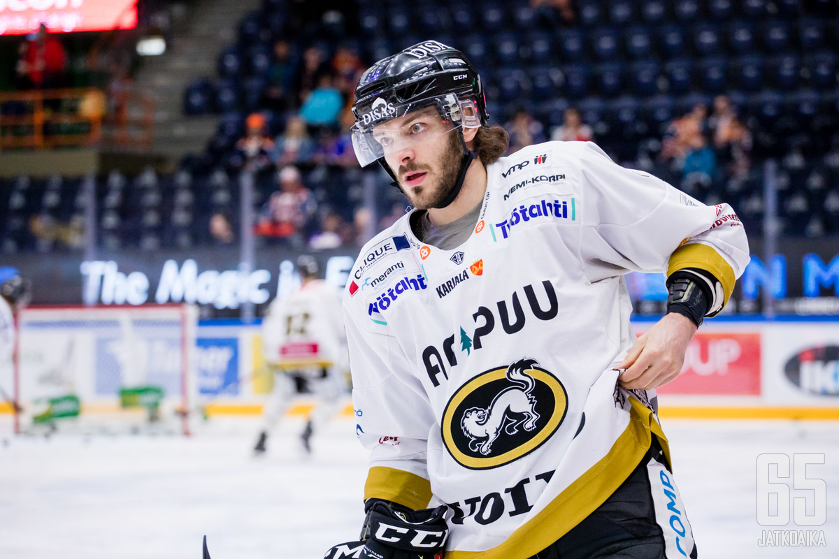 Bertrand pukee ylleen seuraavaksi Tappara-paidan.