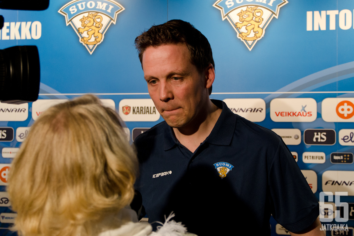 Suomen päävalmentaja Lauri Marjamäki ei ollut tyytyväinen joukkueensa kiekolliseen peliin. (arkistokuva)