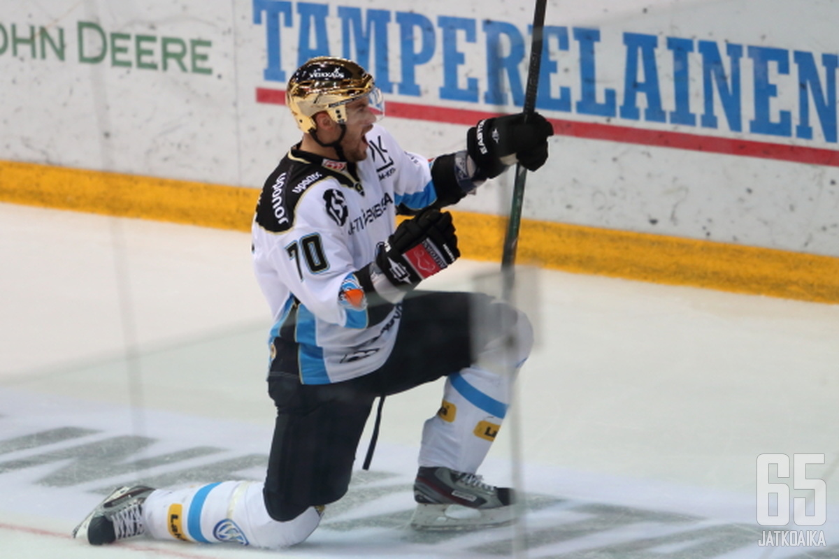 Hän on taas poissa. Radek Smolenak siirtyy tuulettelemaan maalejaan KHL:aan.