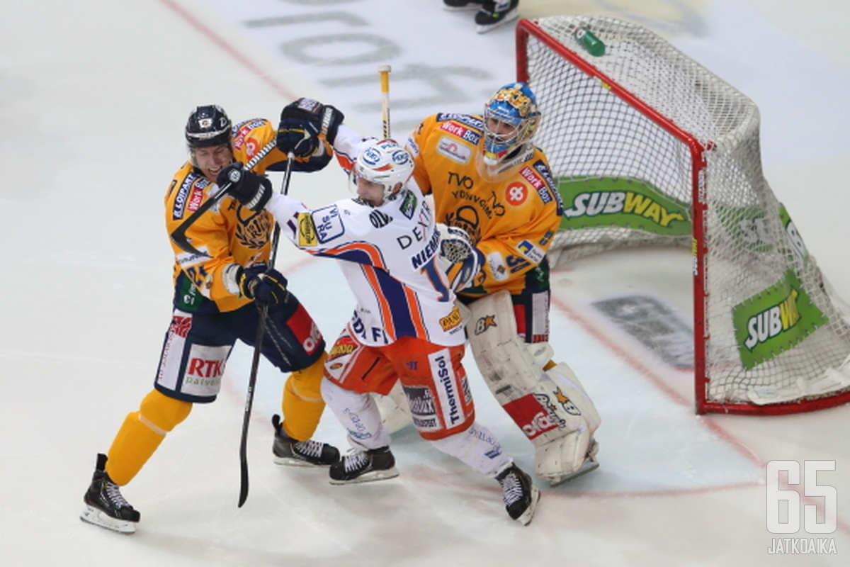 Tappara voitti runkosarjan kohtaamiset voitoin 3-1.