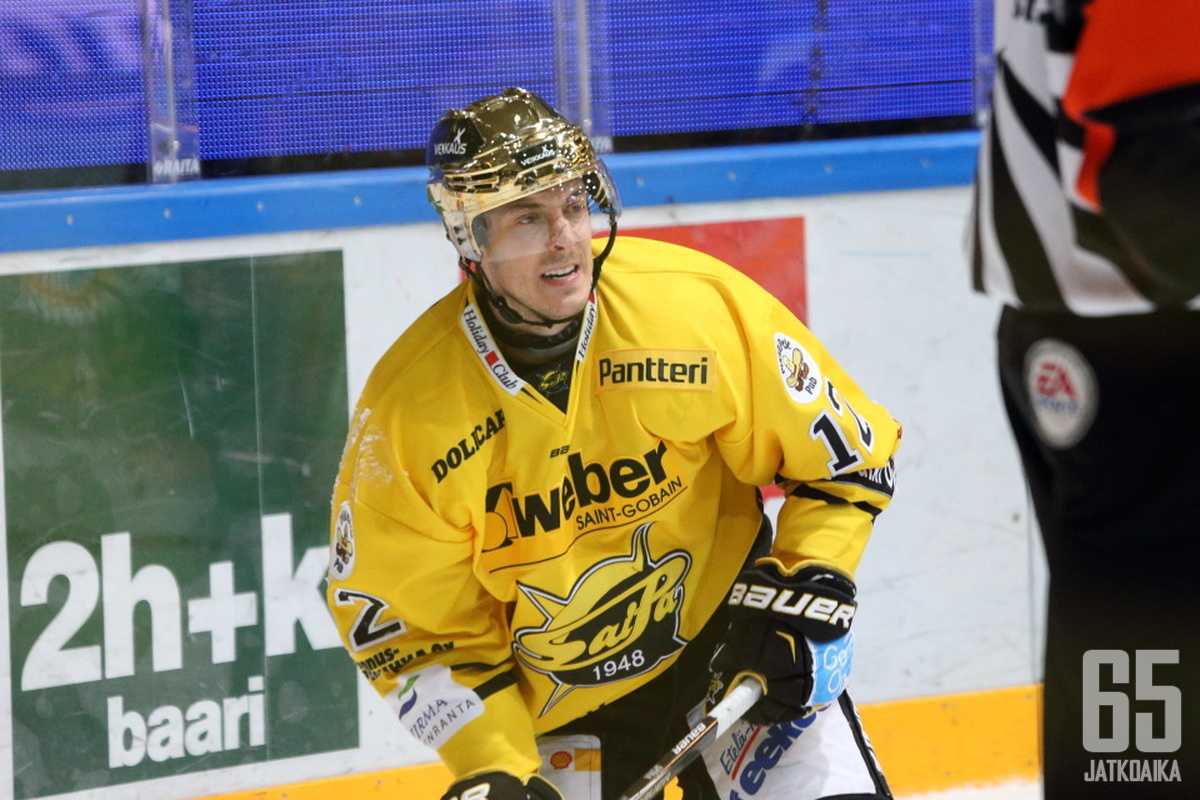 SaiPan Dave Spinan vihaisessa tähtäimessä vihellyksen jälkeen oli Antti Tyrväinen.