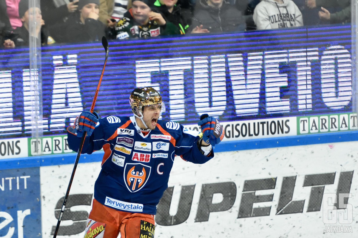 Uransa parasta kautta pelaava Tappara-kapteeni Jukka Peltola on päässyt pitämään myös kultakypärää.