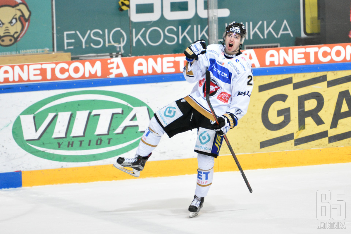 Taneli Ronkainen iski ottelun voittomaalin kolmannessa erässä.
