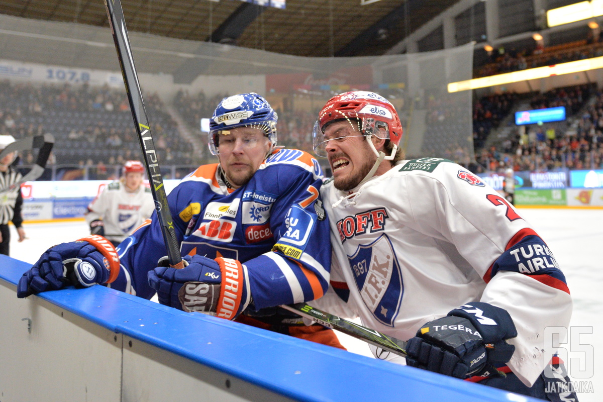 Teemu Nurmi väänsi tiistaina muun muassa Matt Generousin kanssa.