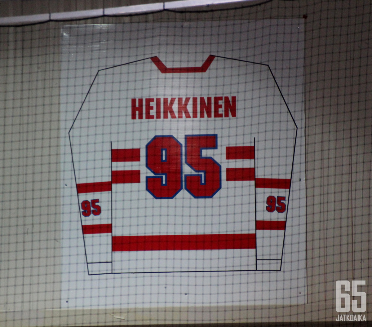 Heikkisen pelinumero on ja pysyy Kajaanin jäähallin kunniapaikalla.