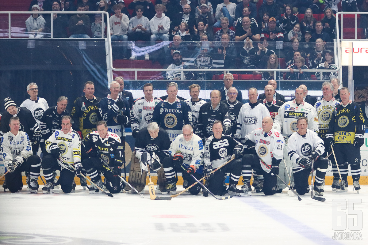 TPS on juhlinut tällä kaudella seuralegendojaan. Jukka Vilander kuvassa äärimmäisenä oikealla.