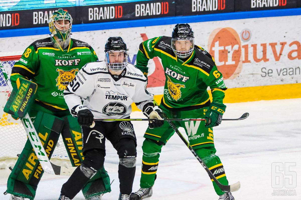 Samuli Vainionpää aiheuttamassa maskia Ilveksen maalille.