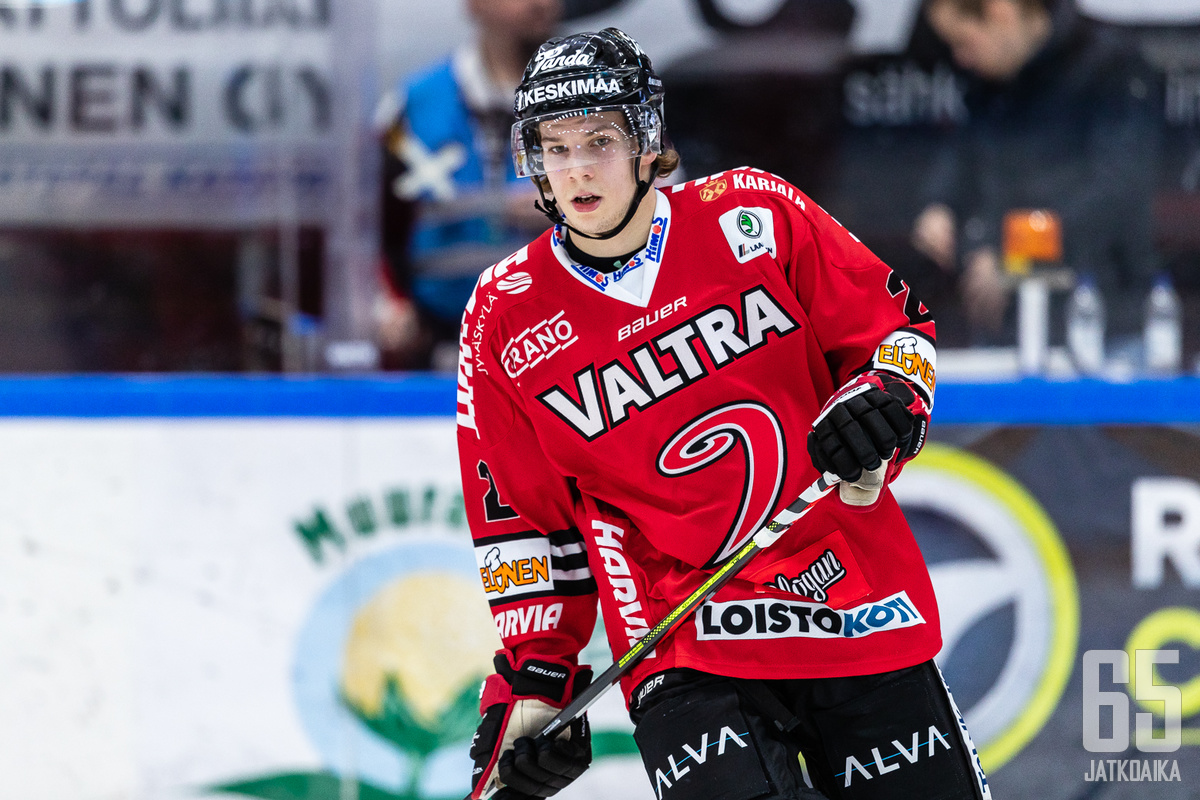 Valtteri Kakkonen pääsi vetämään ensimmäiset piirtonsa Liiga-jäillä kotikaupungissaan Jyväskylässä.