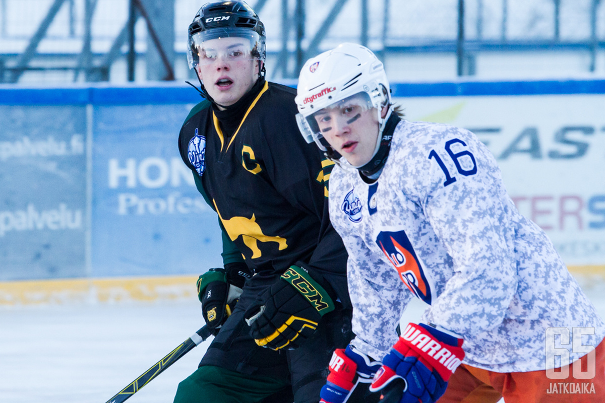 Alex Olkinuora pelasi Koulukadulla Tapparan kakkosketjussa Ilves-kapteeni Ville Niemisen johtamaa ketjua vastaan.