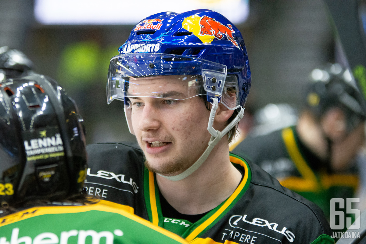 Vainionpää on pelannut Ilveksen Red Bull -kypärällä Oskari Laaksosen ollessa sivussa.