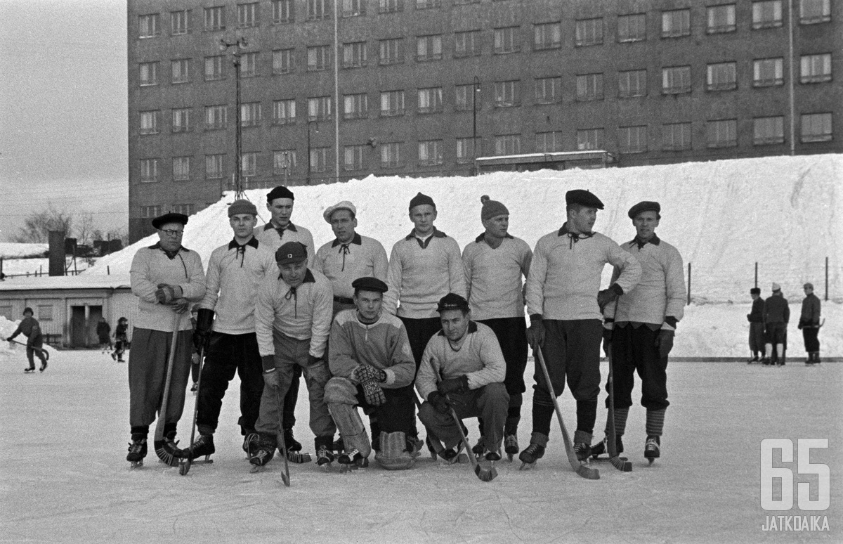 Jääkiekkoilevia miehiä Helsingissä Brahen kentällä 1950-luvulla. Kuva on Helsingin kaupunginmuseon arkistoista.
