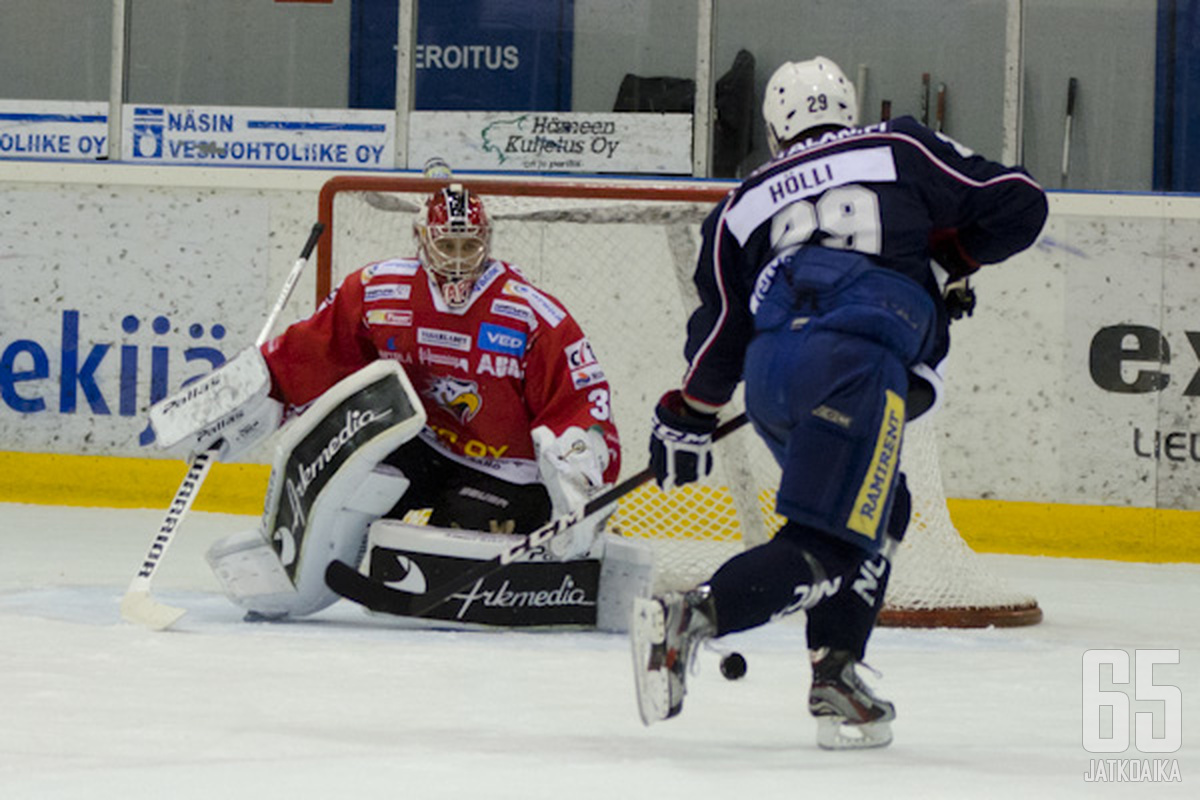 Antti Hölli hamuaa osumia jatkossakin LeKin paidassa.