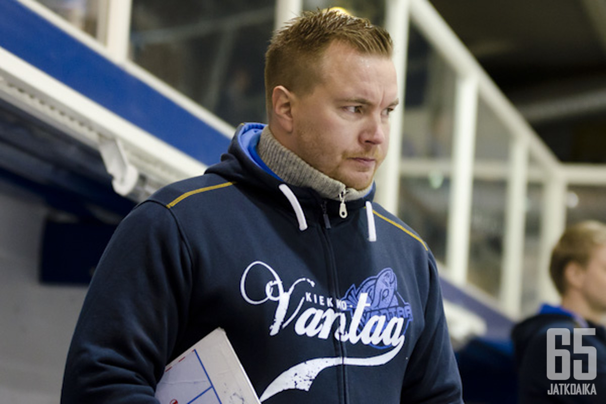 Pekka Kangasalusta ei valmenna enää Kiekko-Vantaan paidassa.