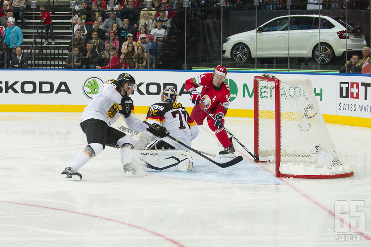 Draisaitl sai kisoissa seurata läheltä NHL-tähtien, kuten tässä Mihail Grabovskin toimintaa.