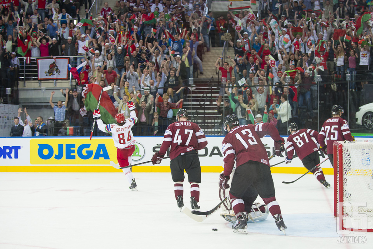 Mikhail Grabovski taiteili upeasti Valko-Venäjän voittomaalin. Latvian Martins Cipulis ja Guntis Galvins totesivat tilanteen päät painuksissa.