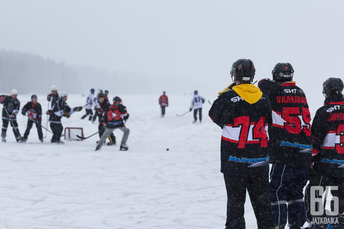 Jääkiekkoiluun turvalliset luonnonjäät alkavat käydä vähiin Suomessakin.