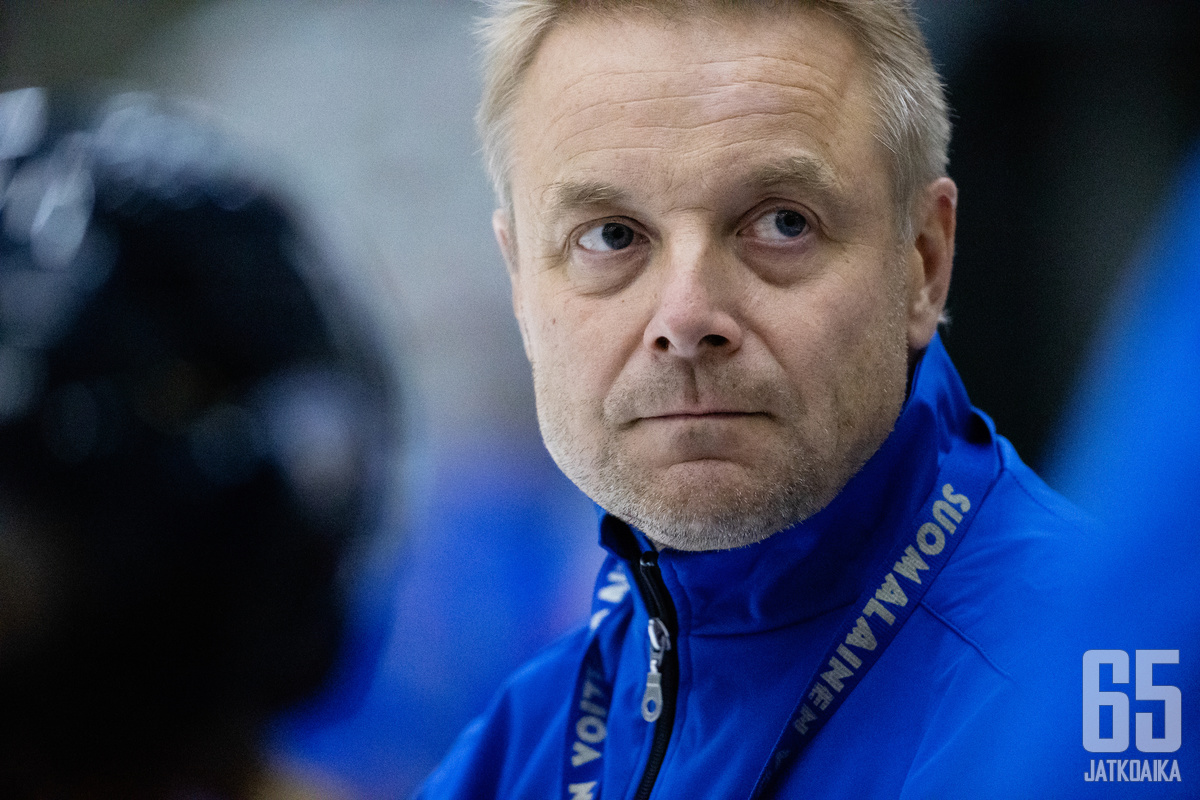 Juuso Toivola jatkaa Naisleijonien päävalmentajana.