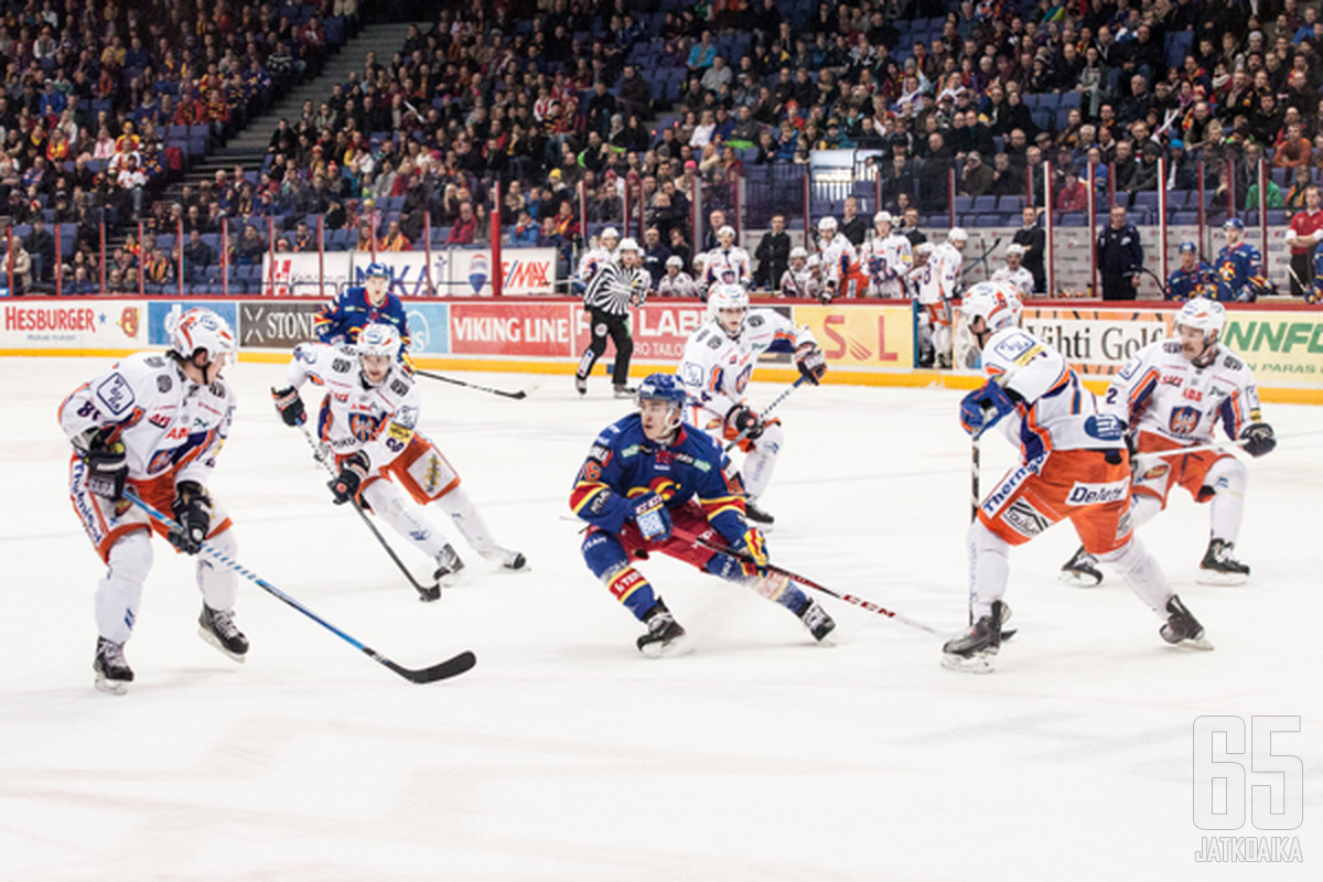 Tapparan hyvä viisikkopeli sai ajoittain Jokerit erittäin ahtaalle.