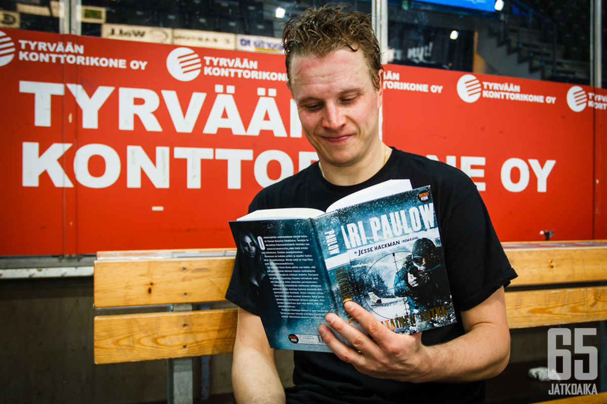 Lasse Kukkonen pääsi seikkailemaan välillä kirjan sivuille.