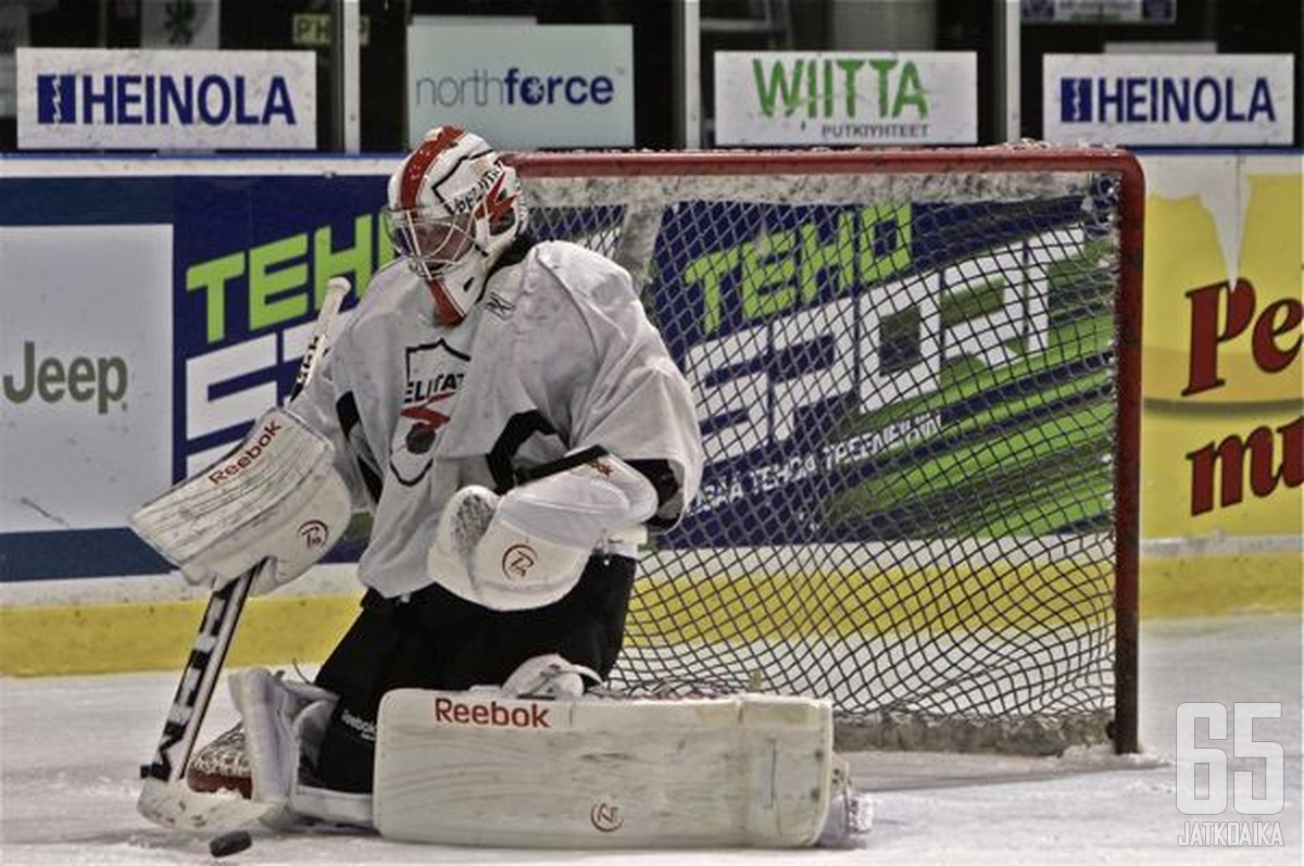 Anssi Pesonen nappasi 38 torjuntaa ja torjui pisteet Peliitoille.