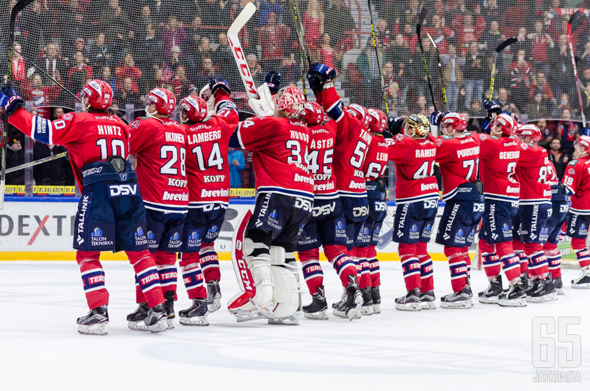 Näissä tunnelmissa HIFK:n pelaajat kiittivät fanejaan ennen tosipelien alkamista.