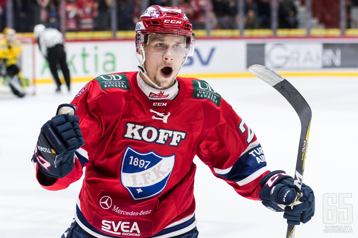 Jasse Ikonen sai tuulettaa HIFK:n 4-3-voittomaalia.