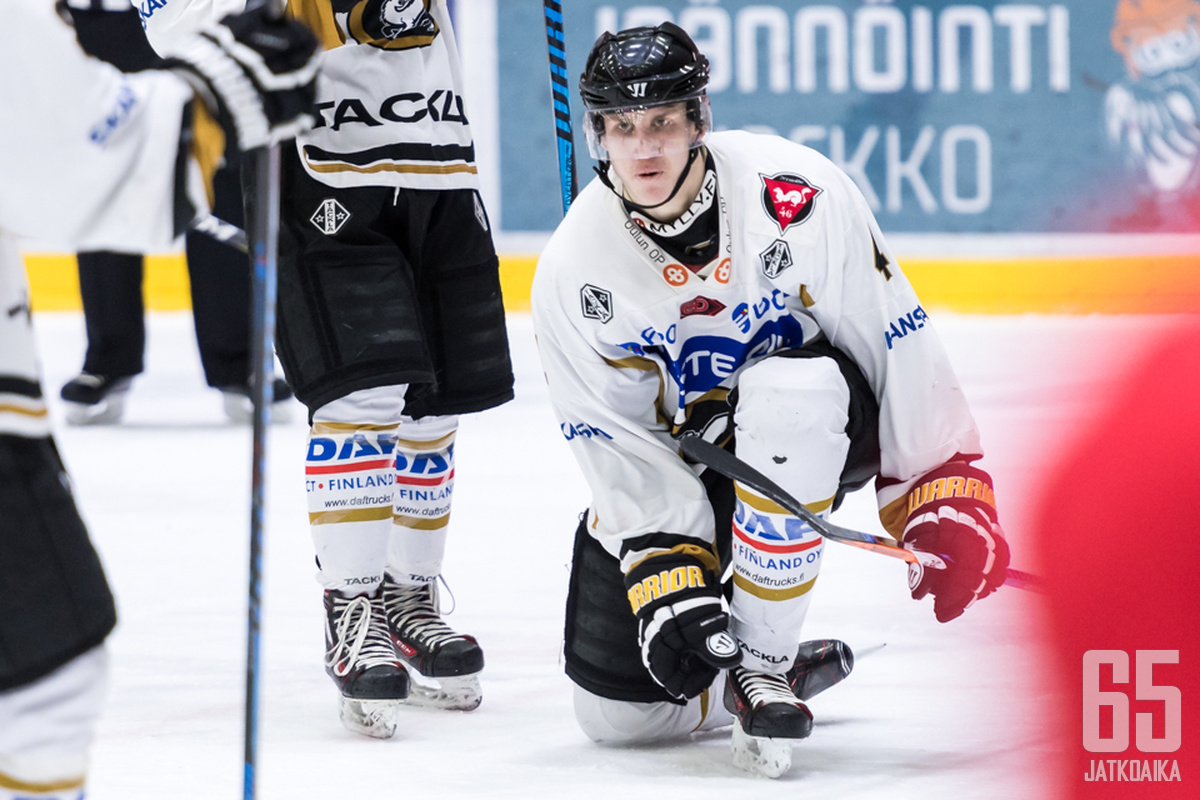 Atte Karppinen sai kaulaansa kauden päätteeksi Nuorten SM-liigan hopeamitalin.
