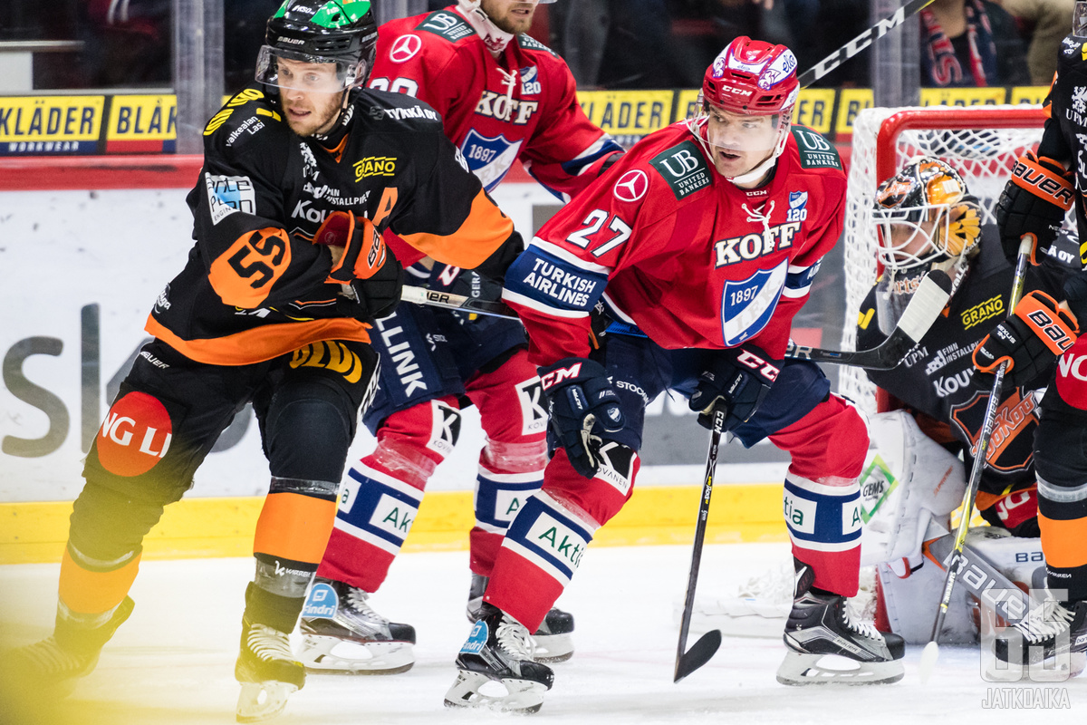 KooKoon Jake Newton puolustaa HIFK:n Juha-Pekka Haatajaa vastaan.
