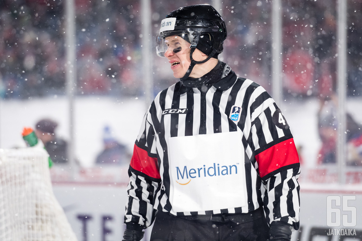 Mikko Kaukokari vihelsi Kanadan ja Yhdysvaltojen välisen ulkoilmaottelun.