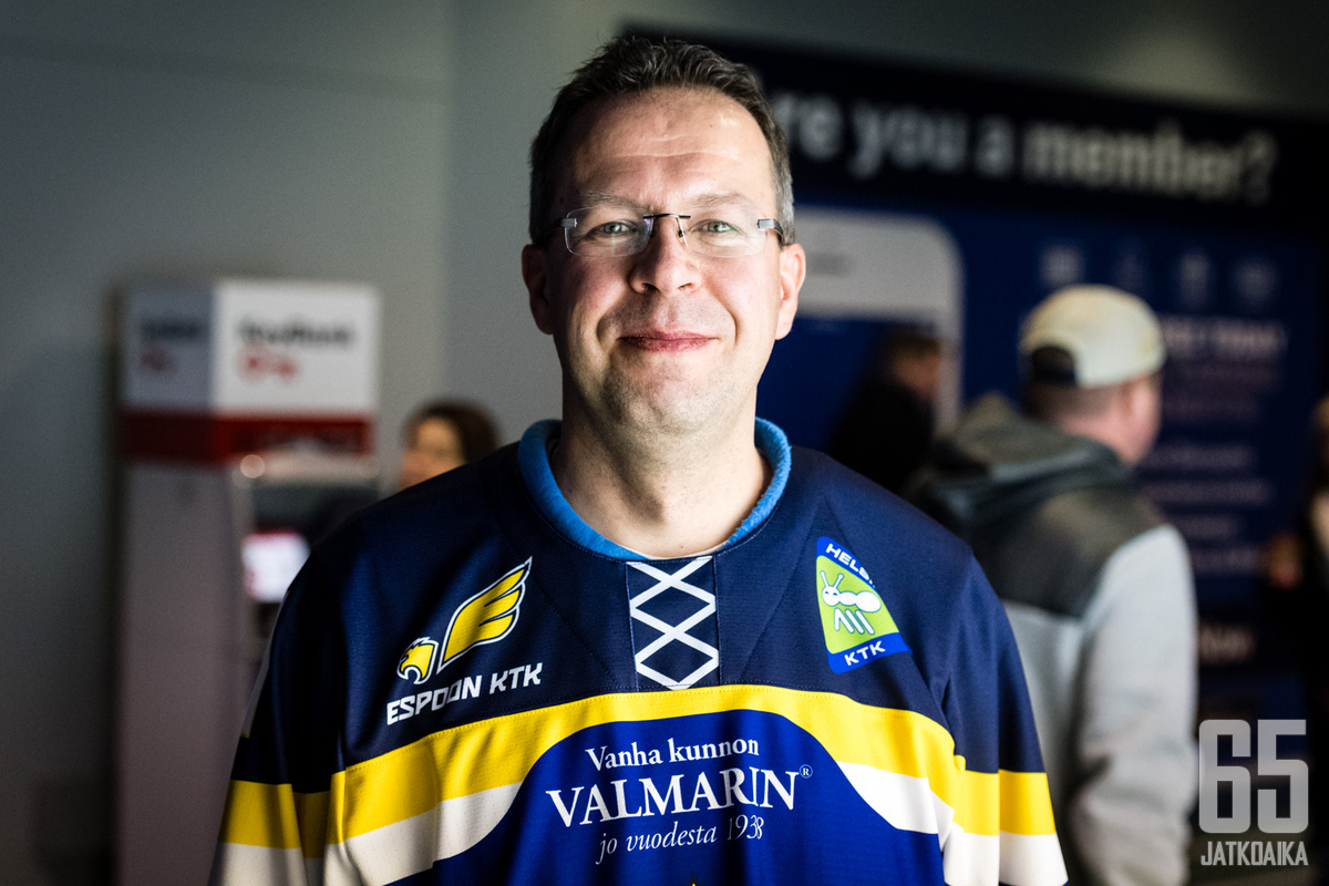 Lippo Suominen ja muut Blues-junioreiden vanhemmat kantoivat ylpeinä Bluesin fanipaitoja Sabresin kotihallissa.