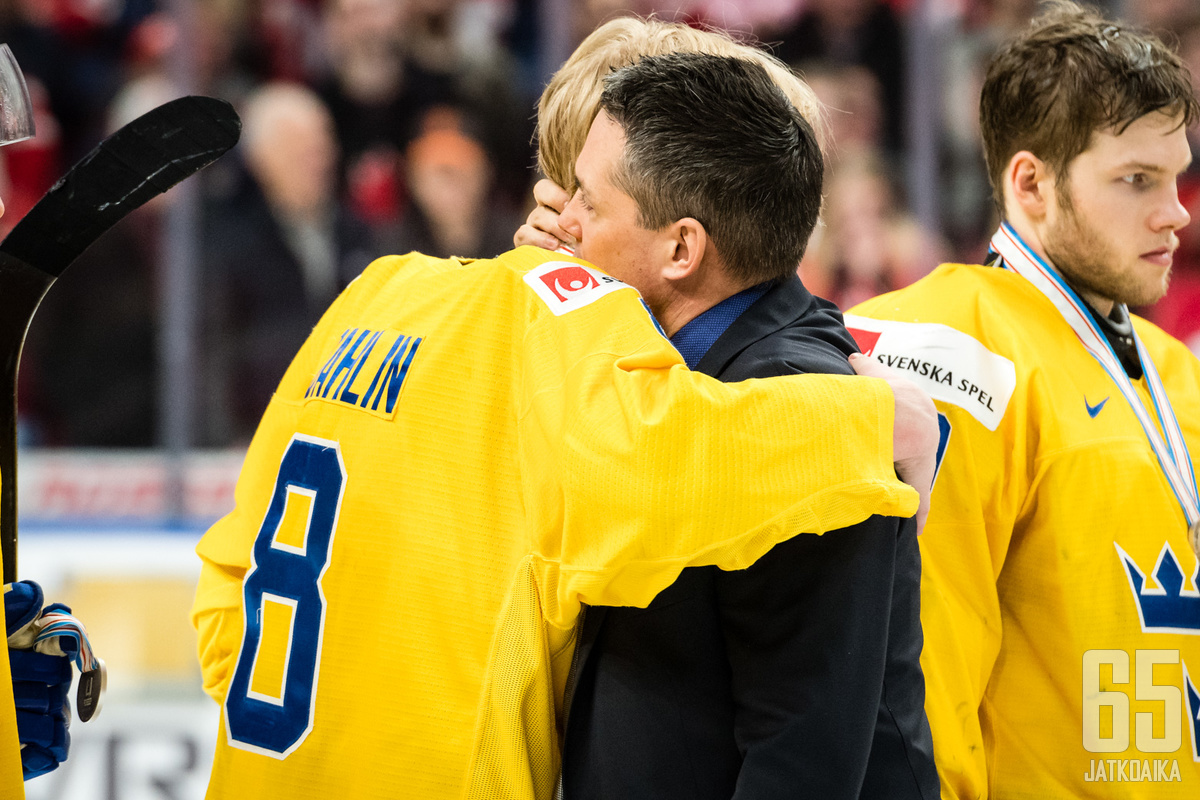 Ruotsin päävalmentaja Tomas Montén halasi kaikkia pelaajiaan jäällä ottelun ratkettua.