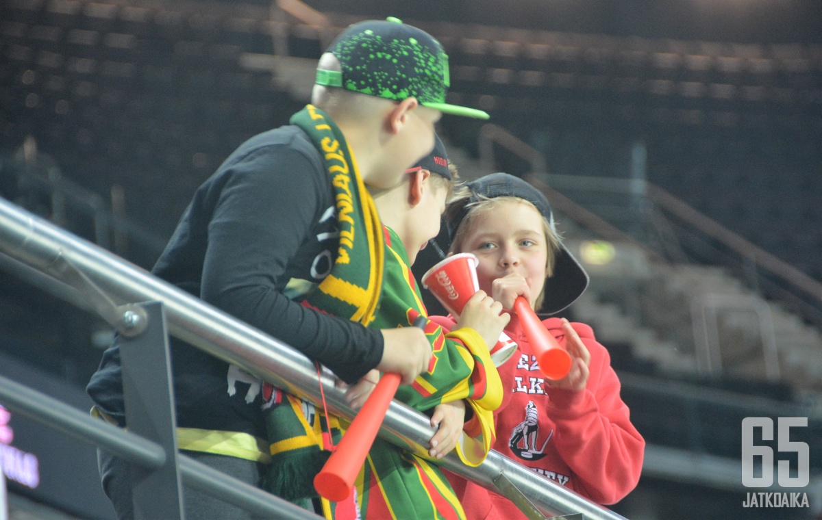 Liettuan pienempi faniryhmä huuteli idoleilleen Ukraina-Romania-ottelun aikana.