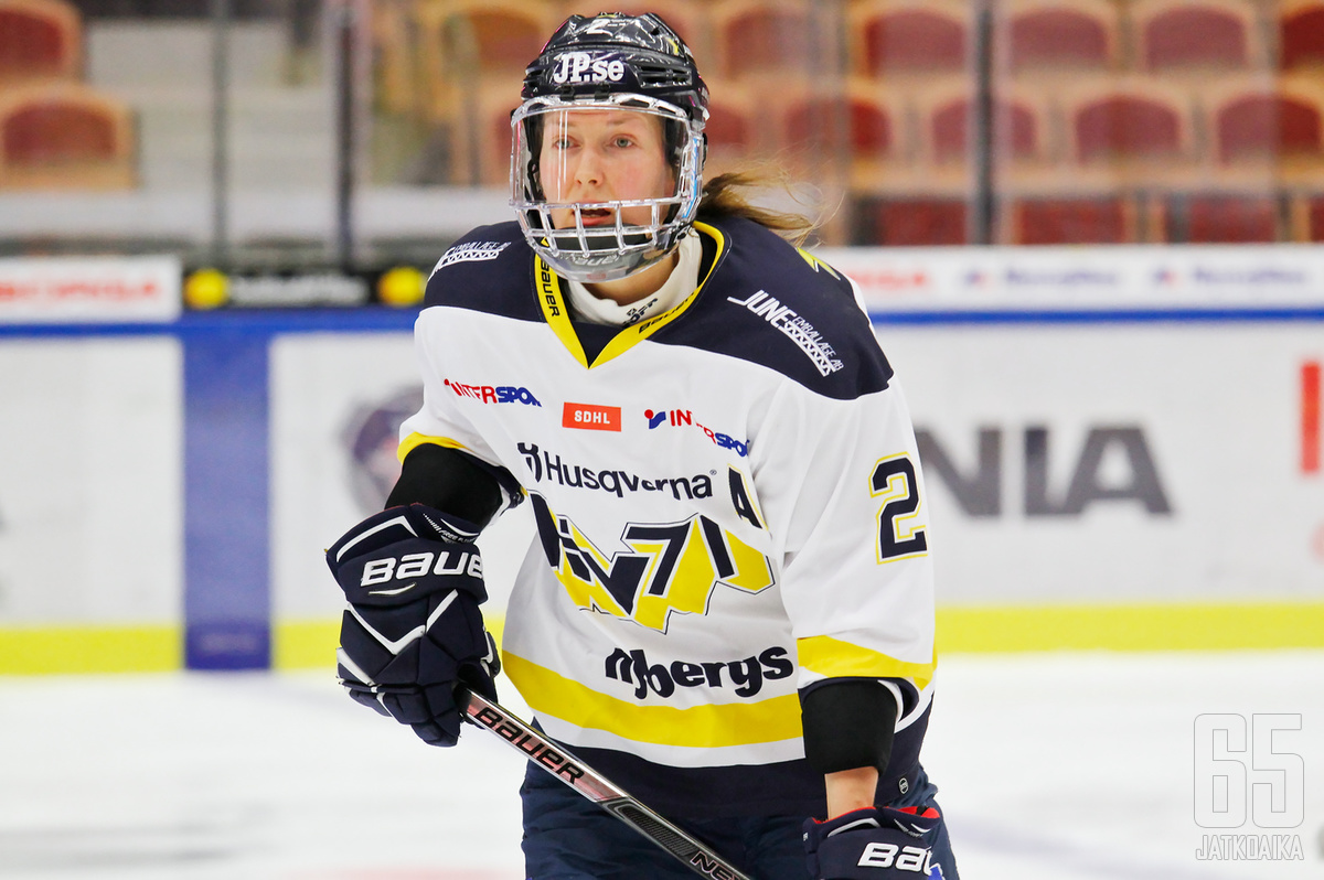 Naisleijonien tukupilari Rosa Lindstedt puolustaa HV71:ssä.