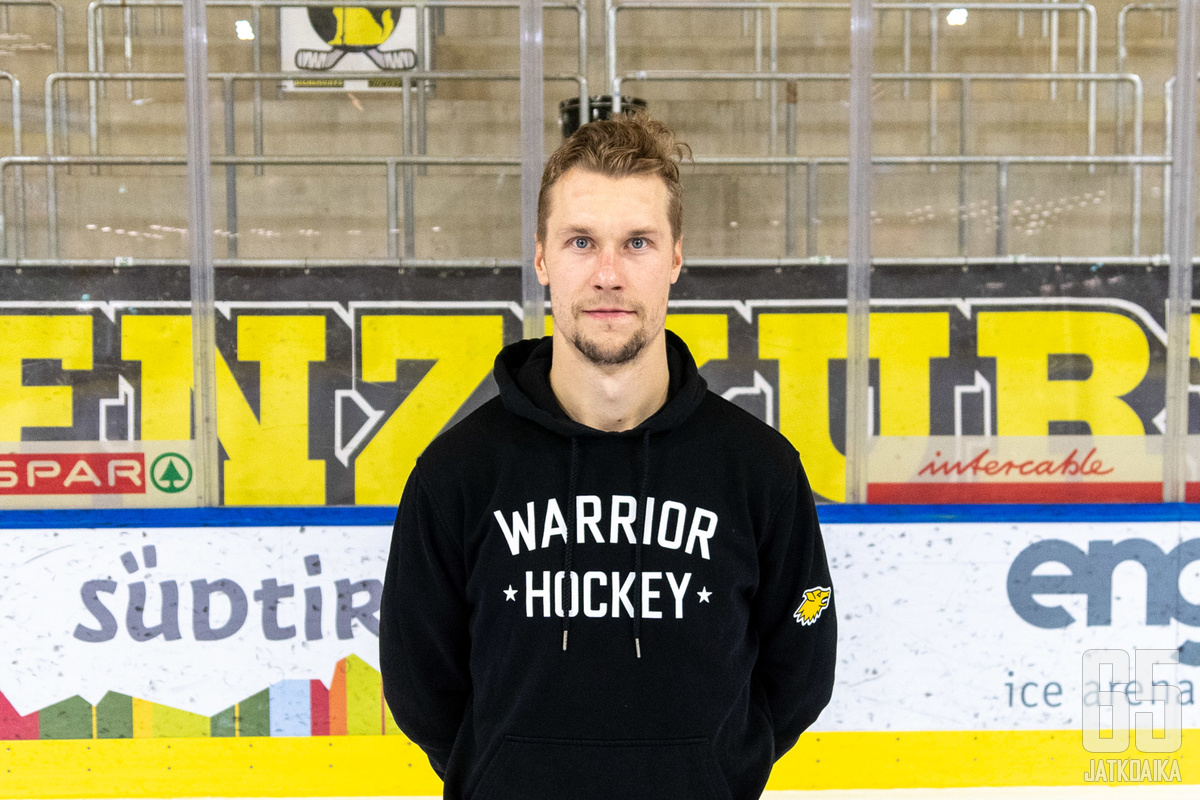 Viime kaudella Jasse Ikonen kiekkoili monikansallisessa ICEHL:ssä italialaisen HC Pustertalin riveissä.
