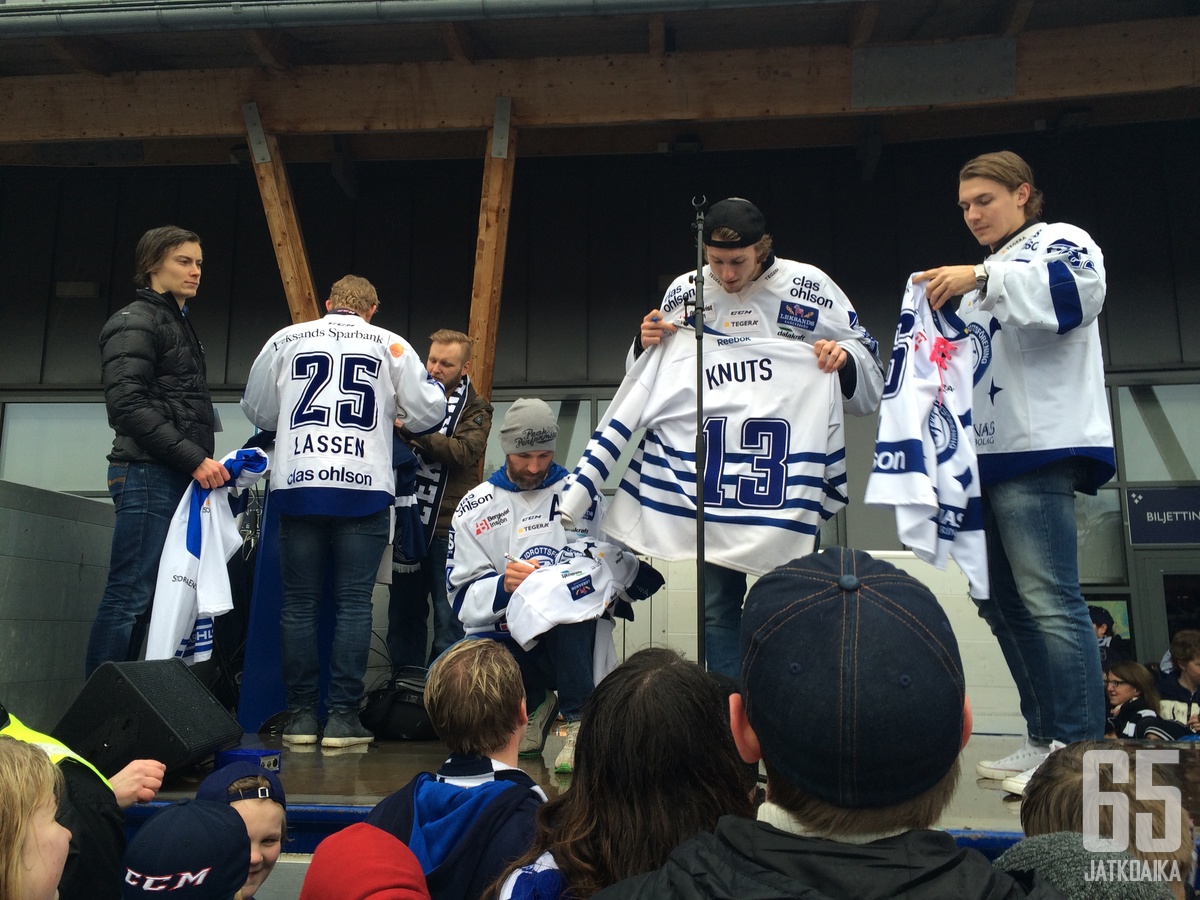 Tommi Paakkolanvaaran (keskellä kyykyssä) ja muiden Leksand-pelaajien nimikirjoitukset olivat haluttua tavaraa.