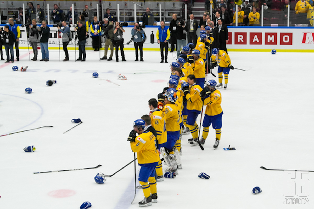 Ruotsalaiset kerääntyivät synkkinä siniviivalle pelin jälkeen.