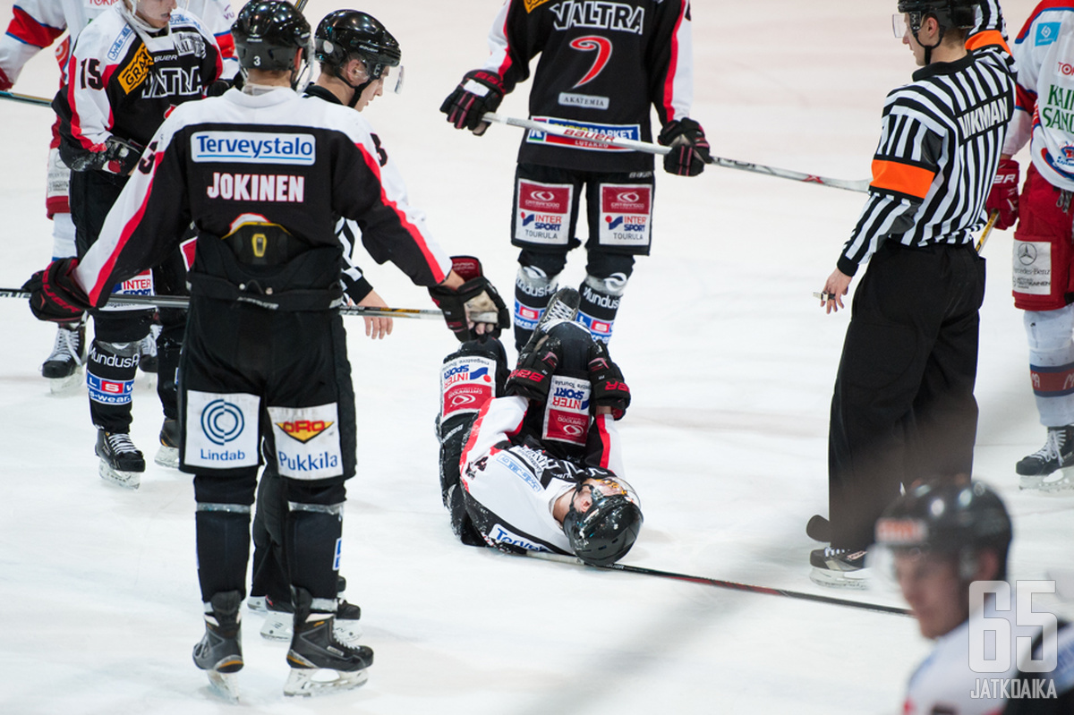 Valtteri Parikka taklasi polvellaan Mikko Virtasta, joka pystyi jatkamaan ottelua.