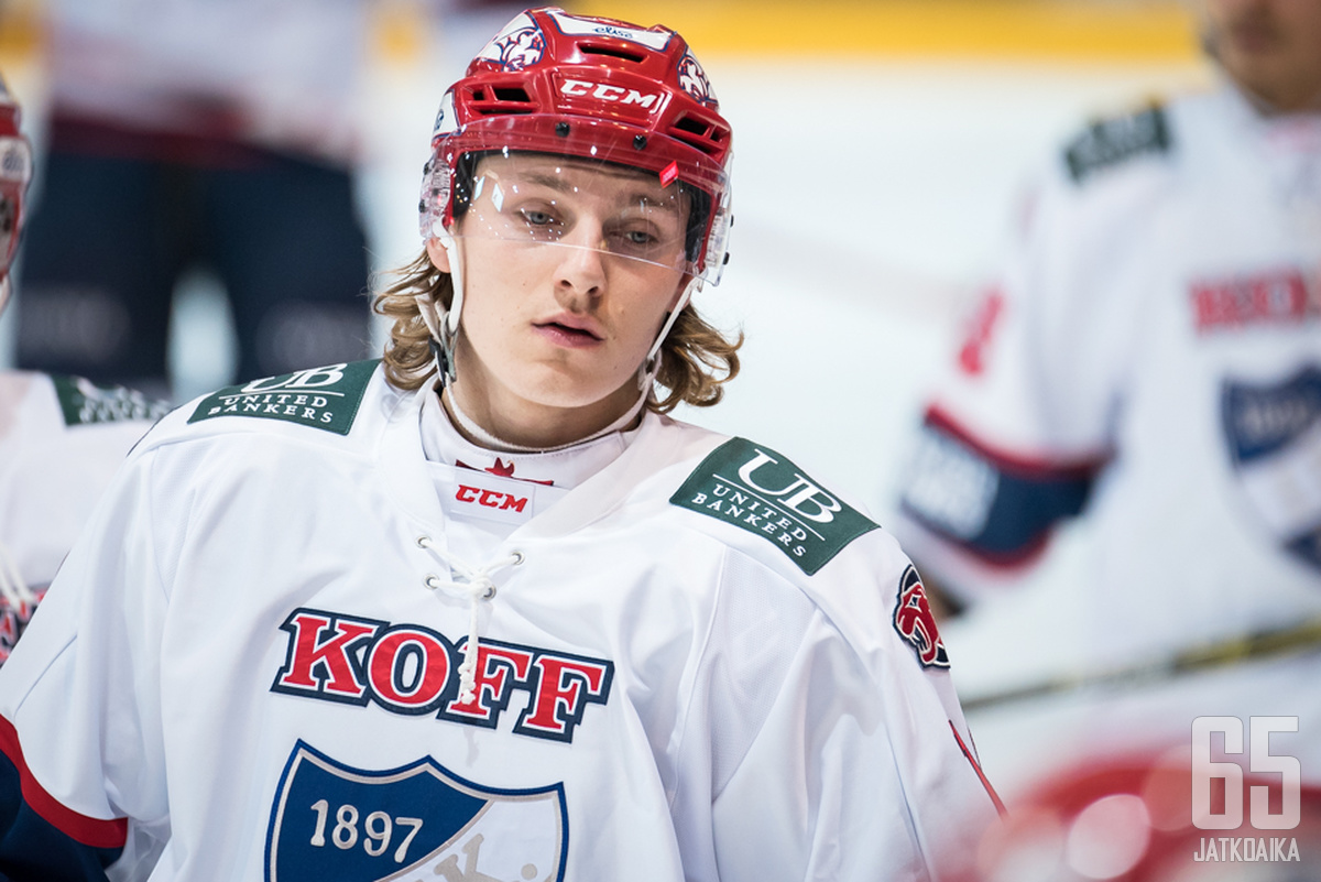 Roope Hintz avasi kautensa perjantain perinneottelussa Porissa.