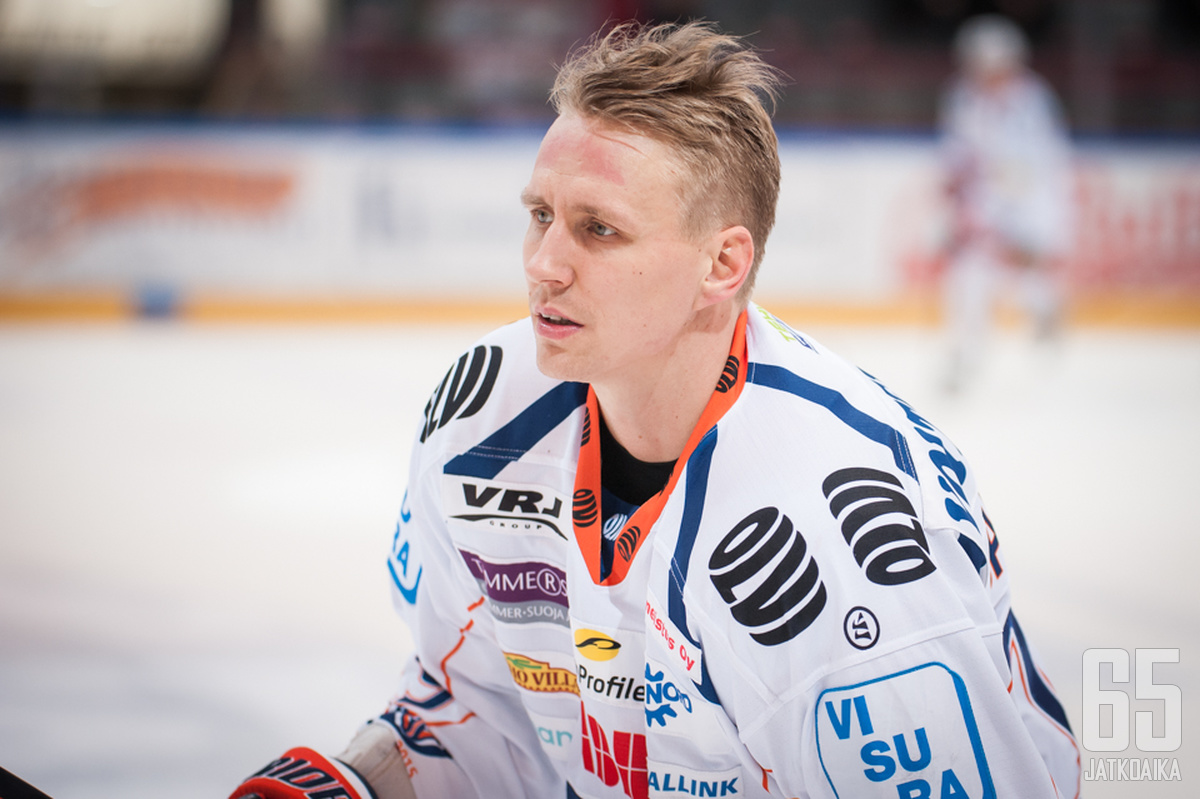 Veli-Matti Savinaiselle tuomittiin ottelussa pelirangaistus.