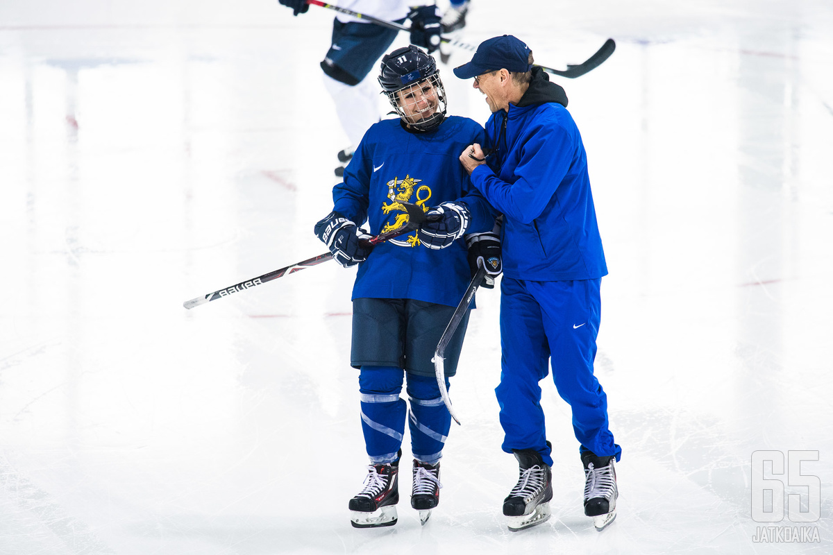 Pasi Mustonen ja Anniina Rajahuhta olivat iloisella tuulella, kun Naisleijonat harjoitteli jäällä lauantaina.