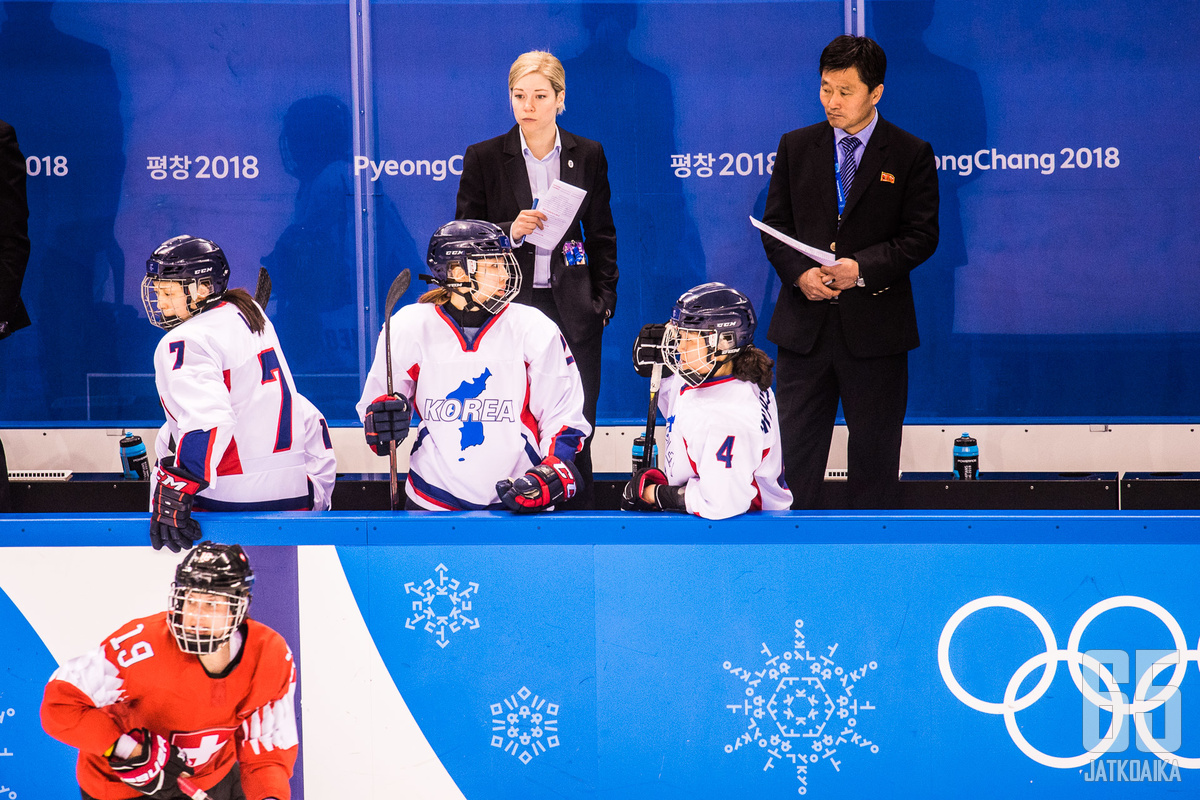 Korean päävalmentaja Sarah Murray kertoo, että etelä- ja pohjoiskorealaiset pelaajat tulevat keskenään hyvin toimeen.