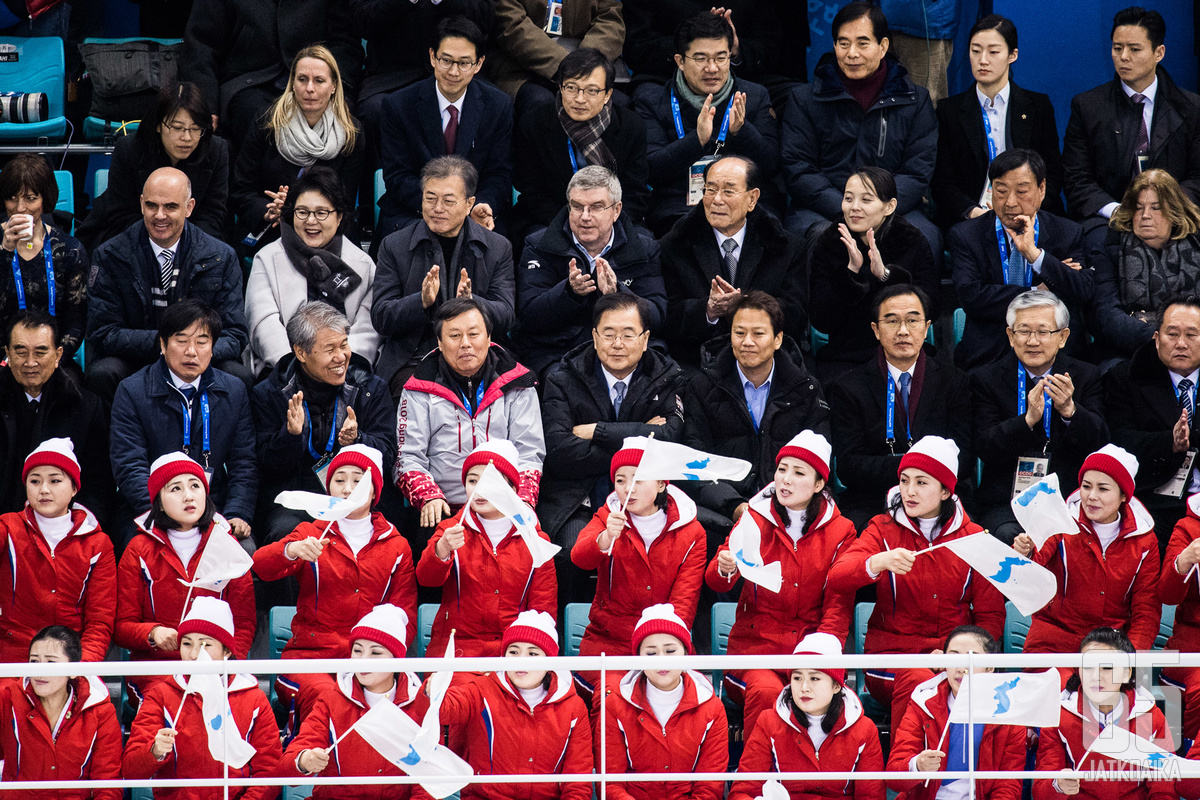 Punaisiin asuihin pukeutuneet, nuorista naisista koostuneet Pohjois-Korean kannattajajoukot pitivät tunnelmaa yllä Korean ja Sveitsin välisessä ottelussa.